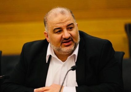 منصور عبّاس يوقع على اتفاق مع لبيد لتشكيل حكومة الاحتلال