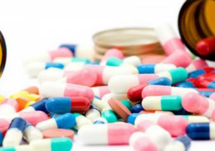 مختص يربط سرطان الأمعاء بتناول المضادات الحيوية