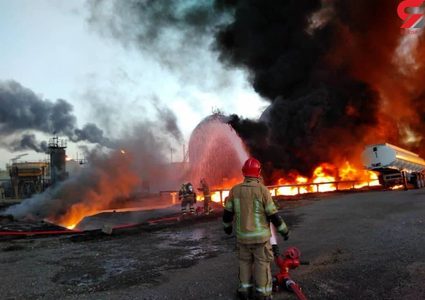 التلفزيون الإيراني: النيران تشتعل في 18 خزانا للنفط