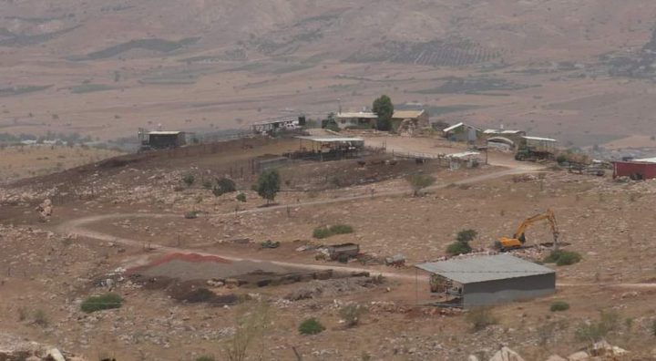 مستوطنون يواصلون تجريف أراض في خربة "السويدة" بالأغوار