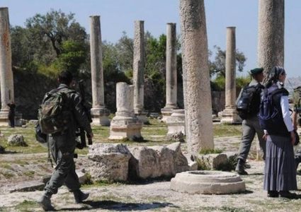 مستوطنون يقتحمون الموقع الأثري في بلدة سبسطية