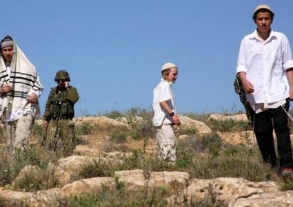 إصابة سيدة بجروح في اعتداء للمستوطنين واعتقال فتى في الخليل