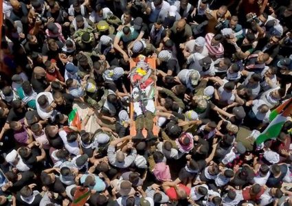 شاهد والدة الشهيد فادي وشحة خلال وداعه