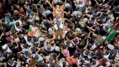 شاهد والدة الشهيد فادي وشحة خلال وداعه