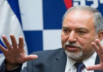 ليبرمان يشن هجوما لاذعاً على نتنياهو قبيل الإطاحة به