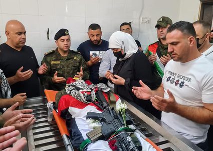 بالعلم والكوفية والبندقية.. تشييع جثمان الشهيد وشحة