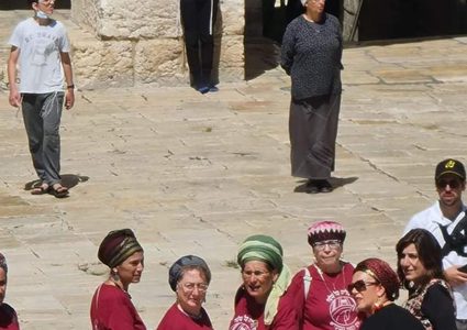 عشرات المستوطنين يقتحمون باحات المسجد الأقصى صباح اليوم