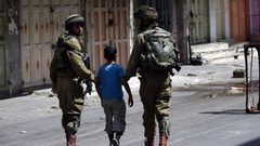 الخليل: الاحتلال يحتجز طفلا ويحقق معه أثناء عودته من المدرسة