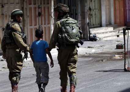 الخليل: الاحتلال يحتجز طفلا ويحقق معه أثناء عودته من المدرسة