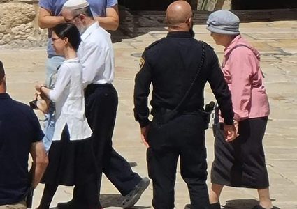 عشرات المستوطنين يقتحمون باحات المسجد الأقصى صباح اليوم