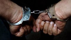 الاحتلال يعتقل مواطناً ويفتش منازل في الخليل