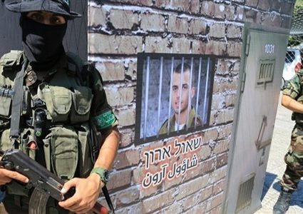 تقرير: أزمة حكومة الاحتلال تعرقل ملف مفاوضات صفقة "تبادل الأسرى"