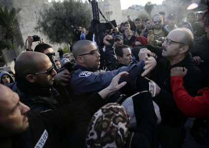 الاحتلال يقمع وقفة منددة بتهجير عائلة الشهيد عمر القاسم