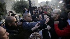 الاحتلال يقمع وقفة منددة بتهجير عائلة الشهيد عمر القاسم