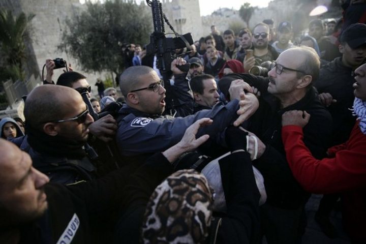 الاحتلال يقمع وقفة منددة بتهجير عائلة الشهيد عمر القاسم