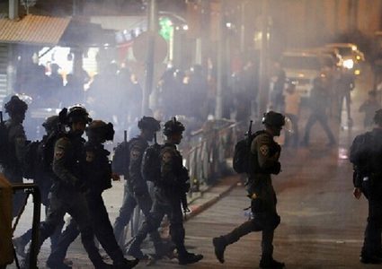 يافا: مستوطن يهدد مواطنة بقتلها وحرق طفلها