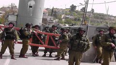 قوات الاحتلال تغلق البوابة الحديدية غرب سلفيت