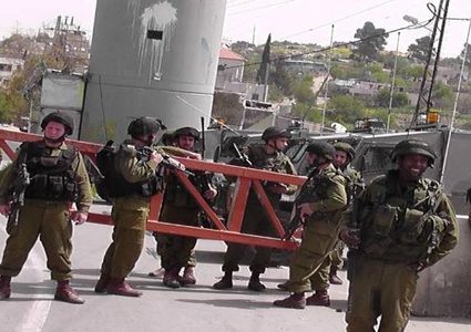 قوات الاحتلال تغلق البوابة الحديدية غرب سلفيت