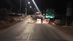 الاحتلال يغلق مدخل بيتا بالمكعبات الاسمنتية