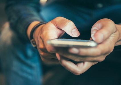 إبتكار مقلة عين روبوتية لمنع الاصطدام خلال تصفح الهاتف