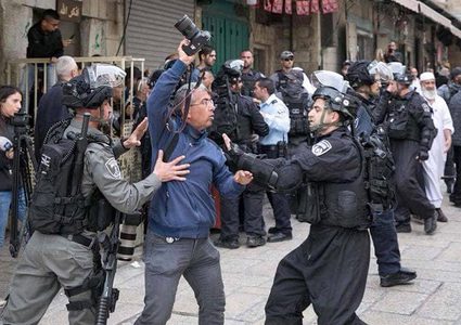 4 إصابات بينهم صحفية إثر قمع الاحتلال مشاركين بمؤتمر صحفي بالقدس