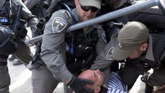 قوات الاحتلال تعتقل شابين من عورتا جنوب نابلس