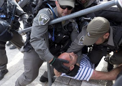 قوات الاحتلال تعتقل شابين من عورتا جنوب نابلس