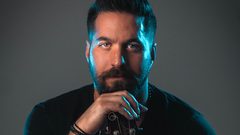 فنان فلسطيني يطلق أغنيته " للحاجز" برومانسية وطنية