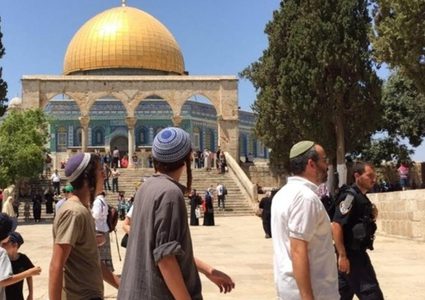 مستوطنون يقتحمون باحات المسجد الأقصى بحماية من شرطة الاحتلال