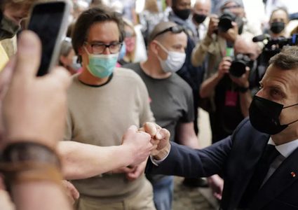 بالفيديو.. رجل يصفع الرئيس الفرنسي على وجهه