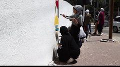غزة.. مواطنون يرسمون جداريات تضامنا مع الشيخ جراح
