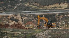 الاحتلال يجرف شارعا زراعيا شرق يطا