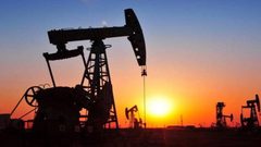 أسعار النفط تواصل التراجع وسط ترقب لبيانات أمريكية