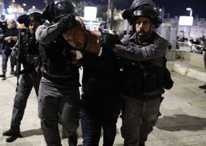 قوات الاحتلال تعتقل شابا غرب رام الله