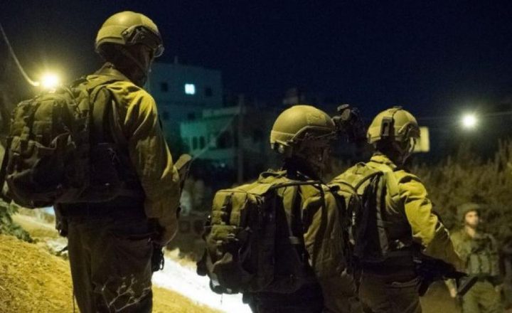 قوات الاحتلال تستولي على أموال ومستندات من محل للصرافة بالخليل