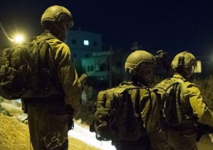 قوات الاحتلال تستولي على أموال ومستندات من محل للصرافة بالخليل