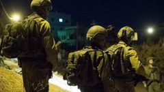 قوات الاحتلال تستولي على أموال ومستندات من محل للصرافة بالخليل