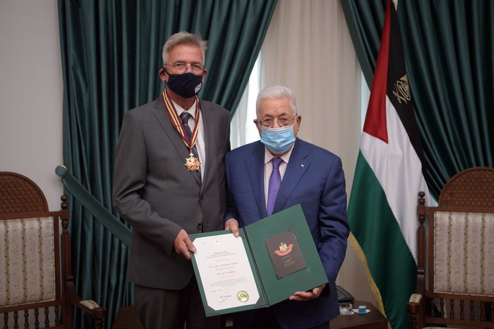الرئيس يمنح ممثل المانيا نجمة القدس