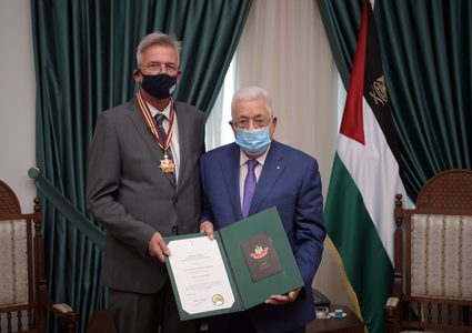 الرئيس يمنح ممثل المانيا نجمة القدس