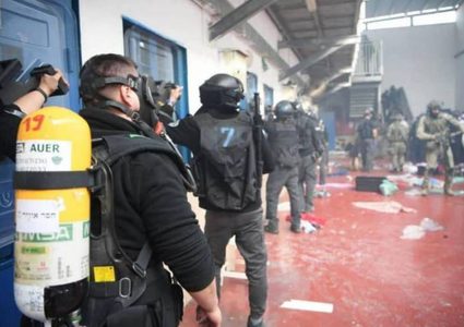 ثلاث إصابات في صفوف الأسرى إثر اقتحام الاحتلال لقسم 12 في مجدو