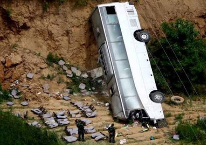 باكستان : مصرع 19 شخصا وإصابة العشرات في انقلاب حافلة