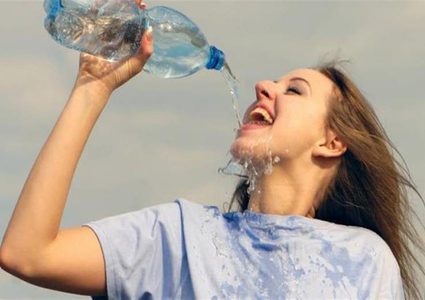 في الصيف اللاهب ..حقائق حول شرب الماء البارد