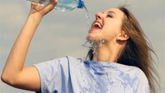 في الصيف اللاهب ..حقائق حول شرب الماء البارد
