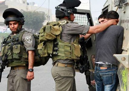قوات الاحتلال تعتقل مواطنين من الخليل
