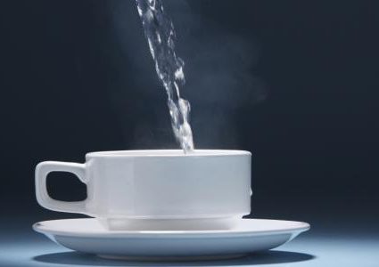 ما هي الفوائد الصحية لشرب الماء الساخن ؟