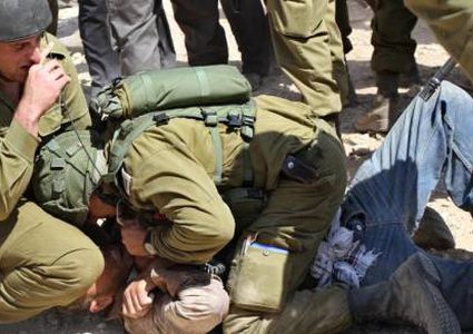 جنود الاحتلال يعتدون بالضرب على 3 عمال جنوب غرب جنين