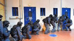 قوات القمع تقتحم قسم (12) في سجن "عوفر"