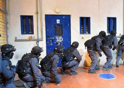 قوات القمع تقتحم قسم (12) في سجن "عوفر"