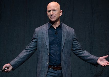 مجهول يشتري مقعدا بجوار جيف بيزوس في أول رحلة سياحية للفضاء