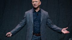 مجهول يشتري مقعدا بجوار جيف بيزوس في أول رحلة سياحية للفضاء